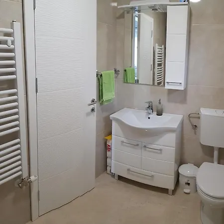 Kiwi In A Quite Area Μπάνια Λούκα